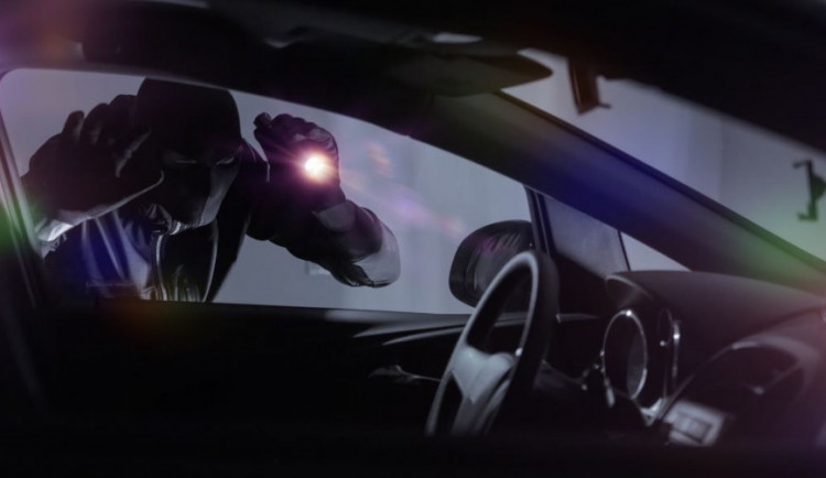 Muž vykrádal auto v Trnkově ulici, vyrušili ho však policisté. Teď mu hrozí dva roky ve vězení