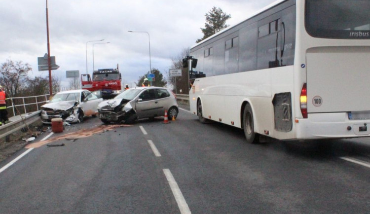 Žena nedala přednost při sjíždění z dálnice. Řidič auta, které nabourala, skončil v nemocnici