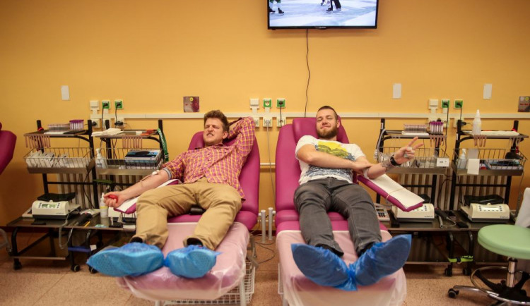 FOTO: Olomoucká Drbna a Vaulteři darovali krev. Transfuzka se převlékla do růžového