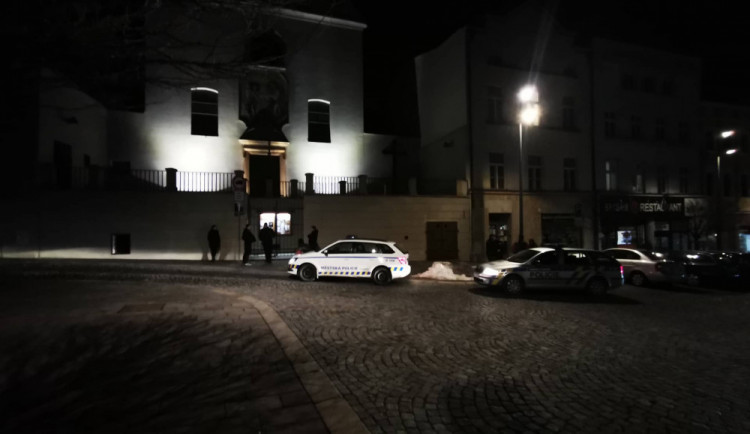 Muže na Dolním náměstí napadl jiný muž. Podezřelého na místě chytila policie