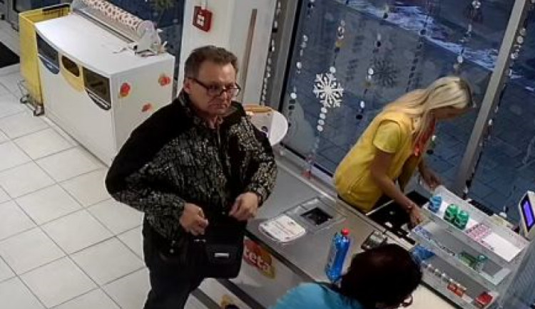 PÁTRÁNÍ: Podvodníci okradli prodavačku při směňování peněz. Policie hledá svědky