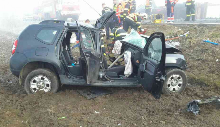 FOTO: Jedna osoba zemřela po čelním nárazu do nákladního auta