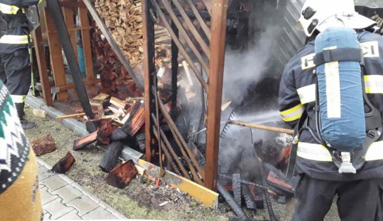 Požár pergoly způsobil žhavý popel, od kterého začala hořet plastová popelnice