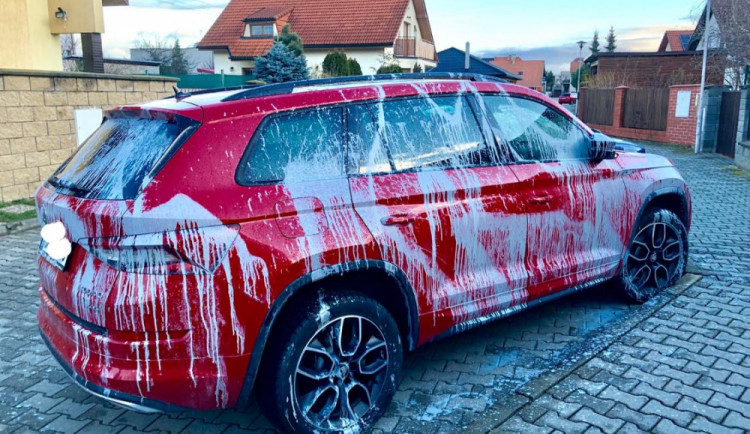 Prostějovské zastupitelce někdo polil auto barvou. Zajímala se o hospodaření městské firmy Dřevo Prostějov