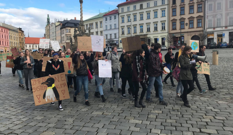 AKTUÁLNĚ: Olomoučtí středoškoláci stávkují za ochranu klimatu