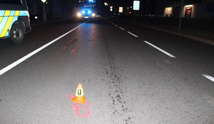 Seniorka si chtěla zkrátit cestu a vešla před jedoucí motocykl. Skončila v nemocnici