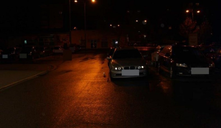 Řidič na parkovišti u obchodu přejel muži nohu a z místa nehody ujel. Pátrá po něm policie