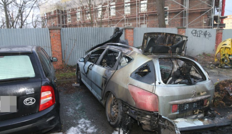 FOTO: V Olomouci hořely kontejnery. Oheň se rozšířil i na zaparkovaná auta