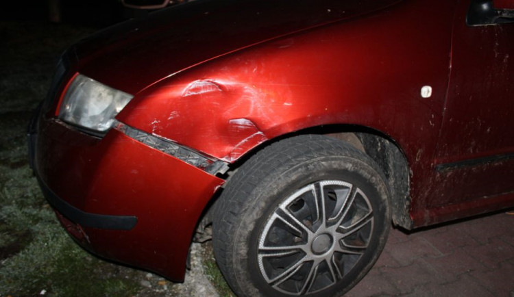 Řidič narazil do nosníku na čerpací stanici. Nadýchal dvě promile