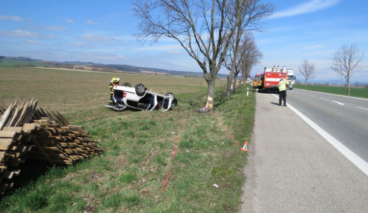 Vozidlo narazilo do stromu a skončilo na střeše. Pro řidiče letěl záchranářský vrtulník