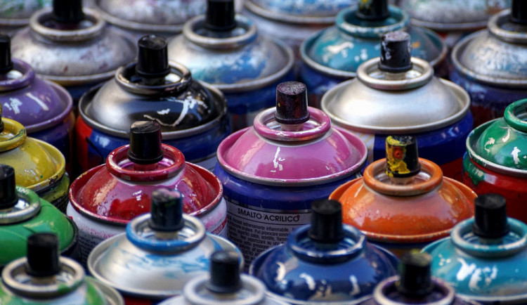 Policie pátrá po vandalovi, který pomaloval podchod. Vytvořil přes dvacet metrů dlouhý nápis