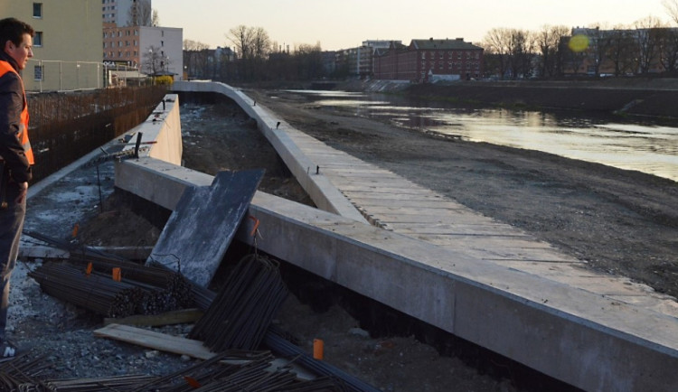 Tisíce tun suti, kilometry kabelů a nové pilíře. Tak po roce vypadá stavba protipovodňových opatření