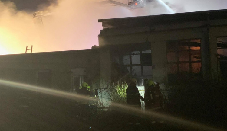 VIDEO: Hasiči v sobotu ráno likvidovali rozsáhlý požár. Škody jsou vyčísleny na deset milionů korun