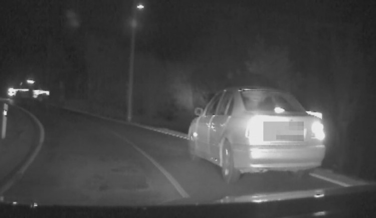 VIDEO: Muž ujížděl policejní hlídce. Měl zákaz řízení a byl na drogách
