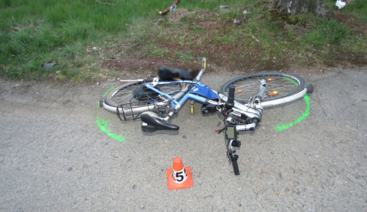 Řidička přehlédla cyklistu a srazila ho. Byl opilý a skončil v nemocnici