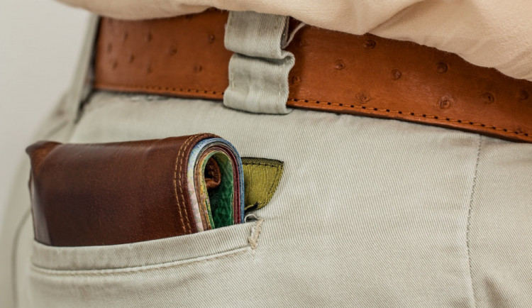 Tři mladíci ukradli peněženku. Policisté je dopadli díky kamerám