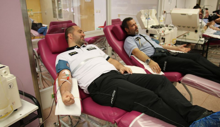 FOTO: Policisté dnes darovali krev. Jsou mezi nimi držitelé všech stupňů Janského plakety