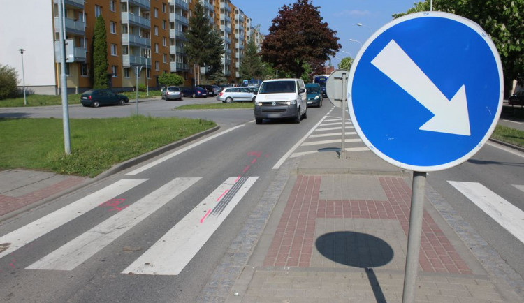 Řidič dodávky srazil dvacetiletou ženu na přechodu. Byl opilý