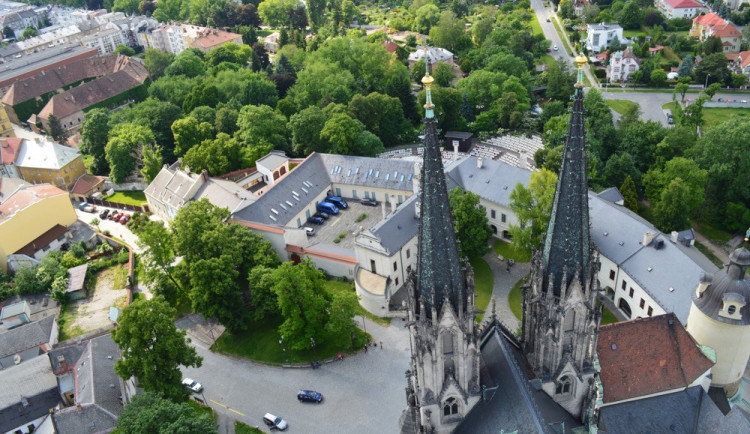 Varhanní koncert v katedrále svatého Václava pomůže lidem s těžkým zrakovým postižením