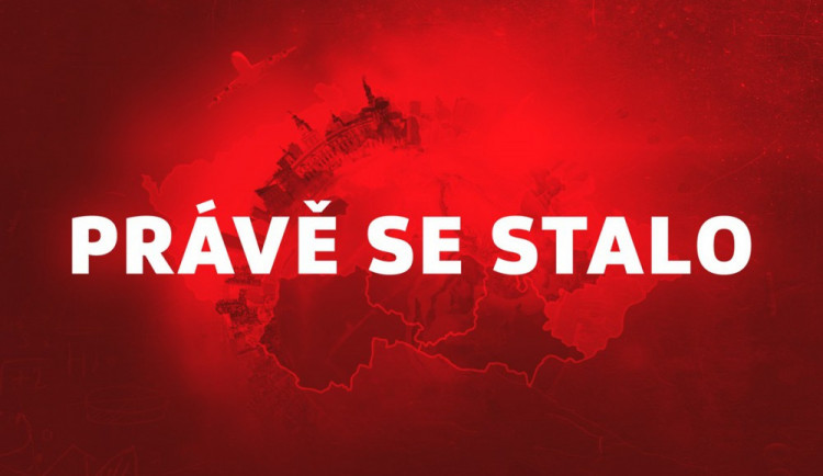 Auto zkřížilo cestu tramvaji v Palackého ulici. Jedna osoba je zraněna