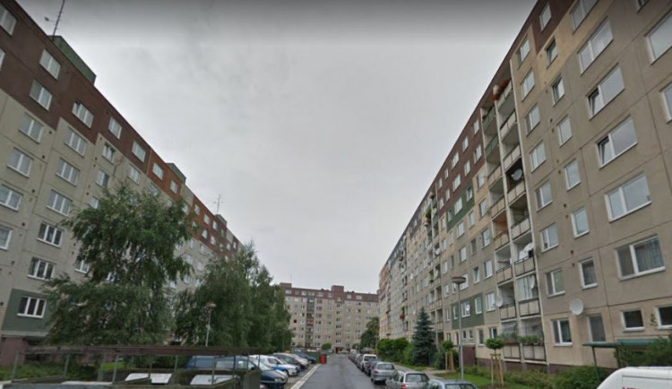 Muž vypadl z okna domu ve Fischerově ulici. Podle policie šlo o sebevraždu