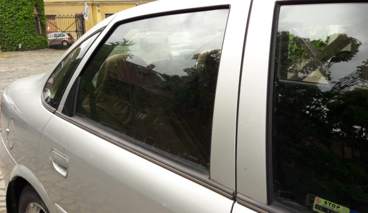 Na Masarykově třídě se někdo vloupal do auta. Pachatel rozbil okno zadních dveří