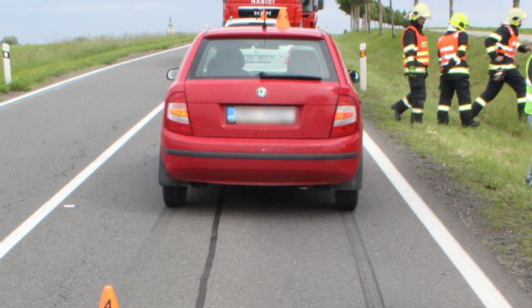 Mladá řidička nedodržela bezpečnou vzdálenost. Při nehodě se zranila řidička druhého auta