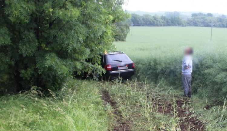 Řidič jel příliš rychle. Na mokré silnici dostal smyk a s autem skončil v poli