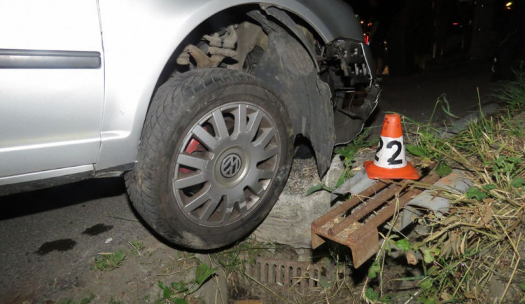 Muž nezvládl řízení a havaroval. Nadýchal téměř dvě a půl promile alkoholu