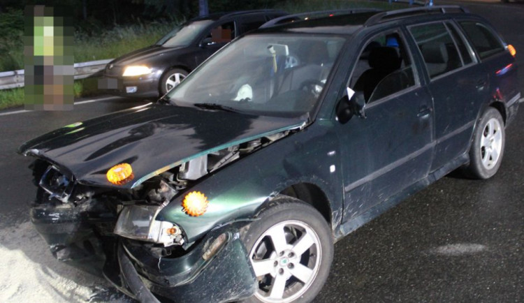 Čelní střet dvou aut u Šternberka si vyžádal tři zraněné ve věku osmnáct a devatenáct let