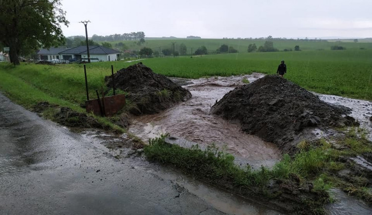 FOTO/VIDEO: Dnešní silné bouřky si vyžádaly desítky zásahů hasičů hlavně na Olomoucku