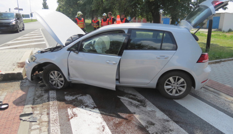 FOTO: Řidič naboural ostrůvek a skončil v nemocnici. Nadýchal téměř čtyři promile