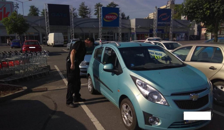 Strážníci kontrolují parkoviště, zda v rozpálených autech nejsou psi nebo děti