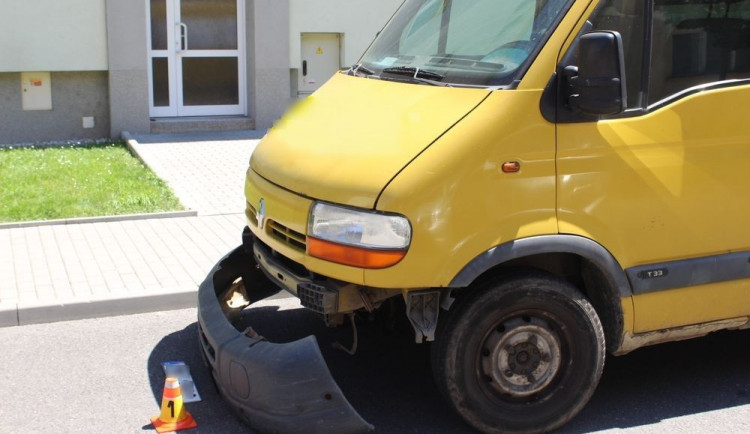 Muž bez řidičáku narazil dodávkou do zaparkovaného auta. Hrozí mu vězení