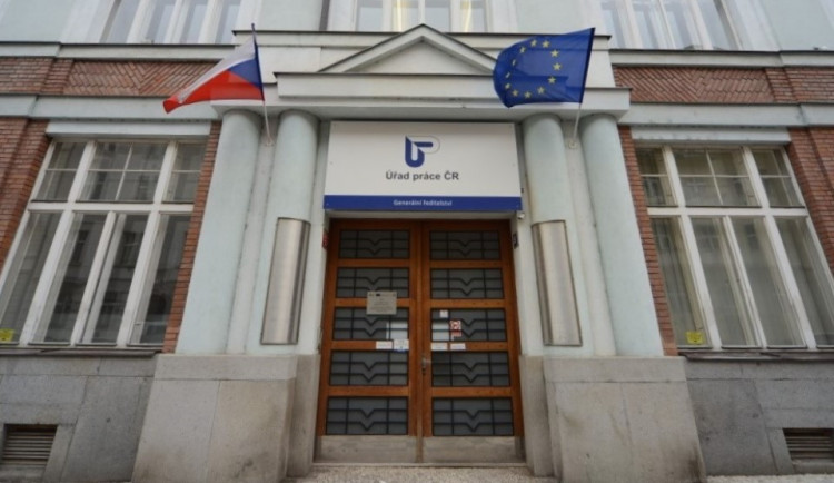 Opilý žadatel o zaměstnání usnul na úřadě práce. Pomočil se a nadýchal tři promile