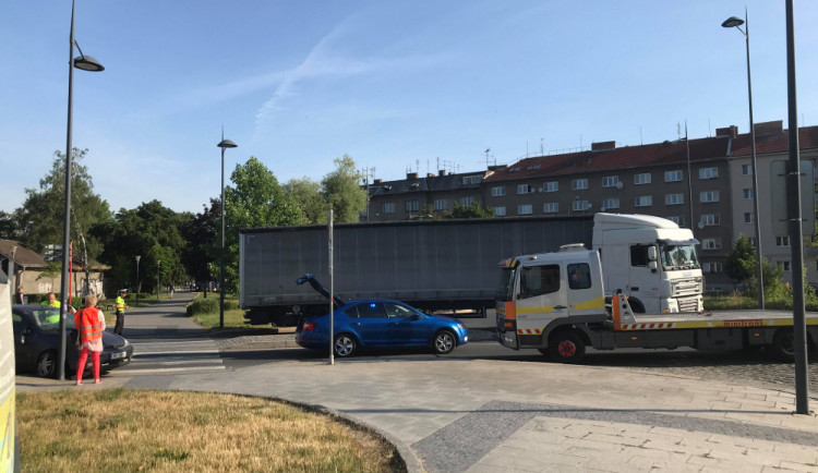 Řidič kamionu, který ráno zablokoval provoz Na střelnici, nedbal pokynů policie