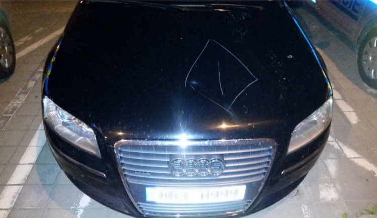 Muž zaparkoval auto u jezera Poděbrady. Když se vrátil, měl na kapotě vyrytý kosočtverec