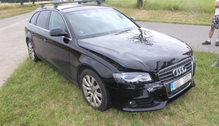 Řidička při předjíždění nabourala auto, které odbočovalo