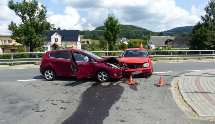 Řidička nedala přednost autu při odbočování. Při nehodě se zranily dvě osoby