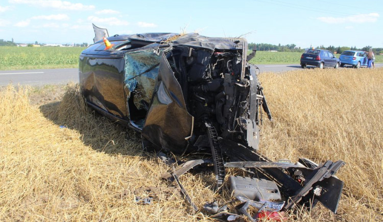 Auto skončilo po bočním střetu s jiným autem po kotrmelcích v poli