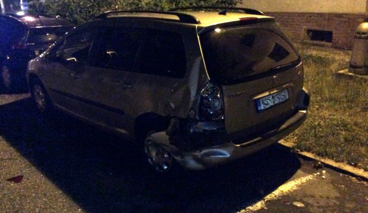 Řidič naboural do auta Na Šibeníku. Protože byl opilý, prohodil si místo se spolujezdcem