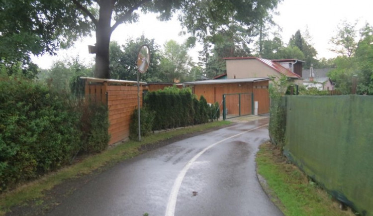 Policie pátrá po cyklistce, která srazila seniorku na cyklostezce. Poskytla jí první pomoc a odjela