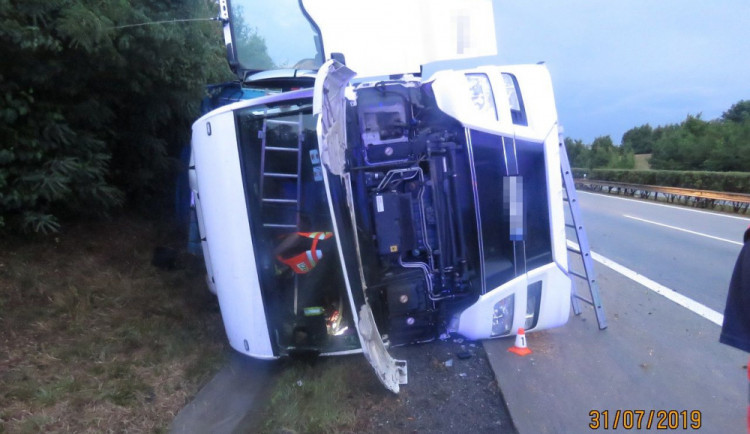 Na dálnici u Olomouce se převrátil kamion. Probíhá překládka nákladu a vyproštění soupravy