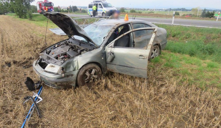 FOTO: Řidička se nevěnovala řízení, stahovala okénko a skončila v poli
