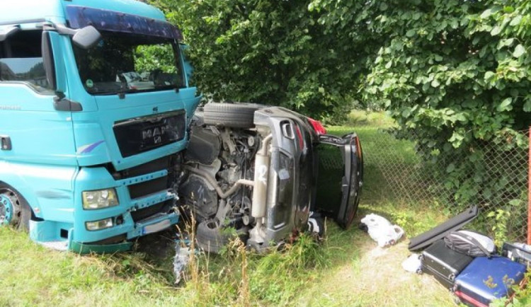 Řidič vjel před rozjetý kamion. On i jeho tři spolujezdci skončili v nemocnici