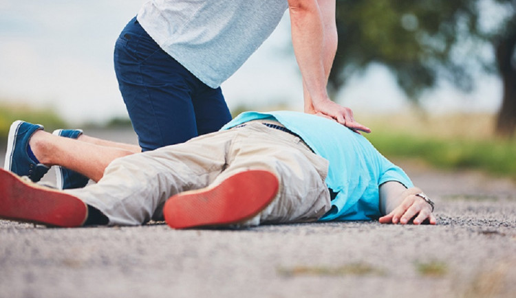 Olomoučtí strážníci zachránili život ženě, která ležela na ulici I. P. Pavlova v bezvědomí