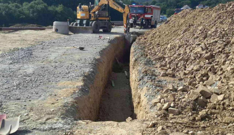 Dva dělníci byli zasypáni při výkopu kanalizace na Olomoucku. Jsou zranění