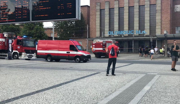 Budova hlavního nádraží byla uzavřena. Hasiči prověřovali únik neznámé látky