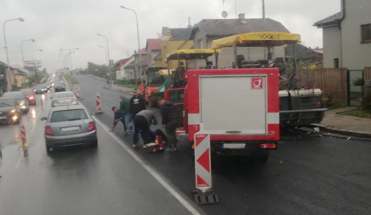 AKTUÁLNĚ: Při dopravní nehodě na Přerovské ulici v Olomouci byl zraněn jeden člověk