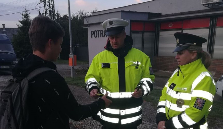 Podzim je tady. Policie dohlíží na chodce bez reflexních prvků